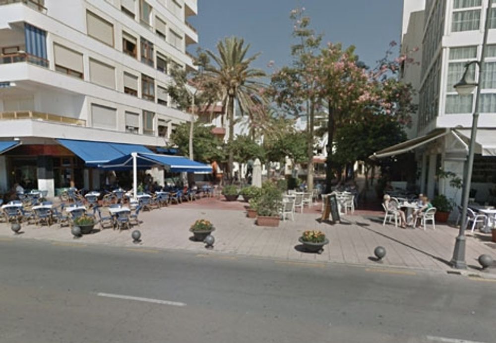 H&auml;r vid Plaza Ortiz, intill strandpromenaden i Estepona, blev 27-&aring;ringen ikappsprungen och tvingad in i en bil. Foto: Google Maps