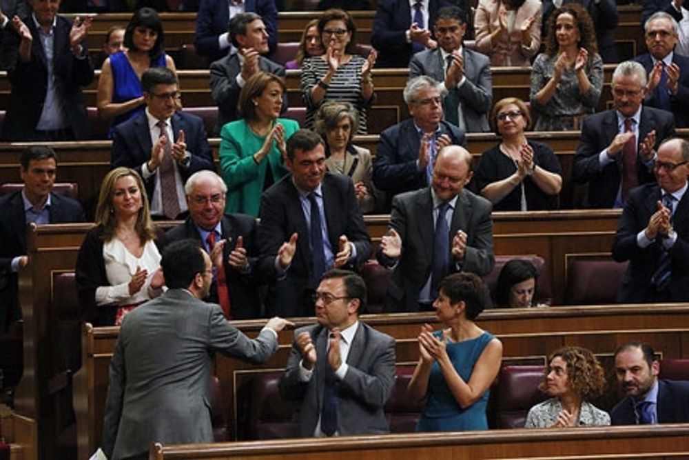 I parlamentsdebatten och den f&ouml;rsta omr&ouml;stningen 27 oktober var Pedro S&aacute;nchez inte p&aring; hum&ouml;r att varken appl&aring;dera eller resa sig upp med sina partikamrater.