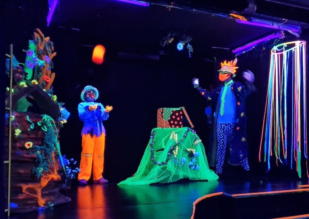 P&aring; Tragasue&ntilde;os i M&aacute;laga blir barnkalaset till en magisk kv&auml;ll med teater, dans och musik som stannar kvar som en h&auml;rlig k&auml;nsla i m&aring;nga dagar efter&aring;t.