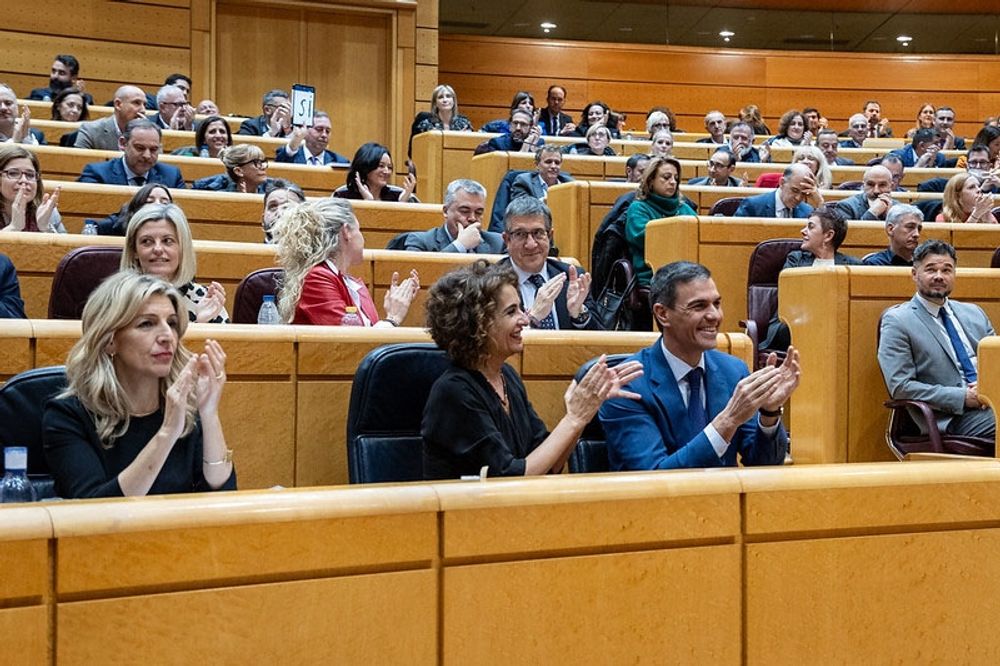 Regeringschefen Pedro S&aacute;nchez s&aring;g betydligt n&ouml;jdare ut efter maratonsessionen den 10 januari &auml;n arbetsmarknadsministern Yolanda D&iacute;az (till v&auml;nster). Foto: PSOE