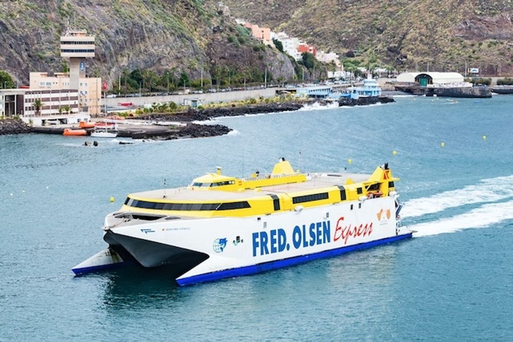 Katamaran tillh&ouml;rande Fred Olsen, utanf&ouml;r Tenerifes kust.