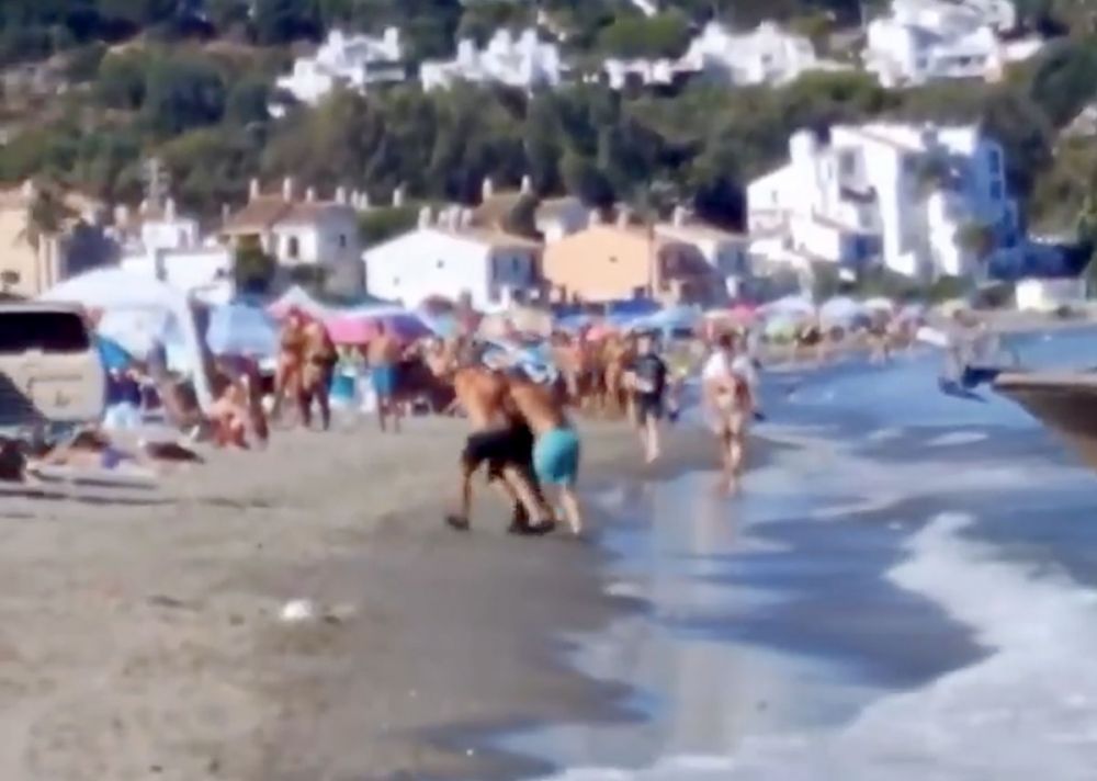 H&auml;ndelsen skedde mitt p&aring; dagen och filmades av strandbes&ouml;kare. Foto: @101tvMalaga/X