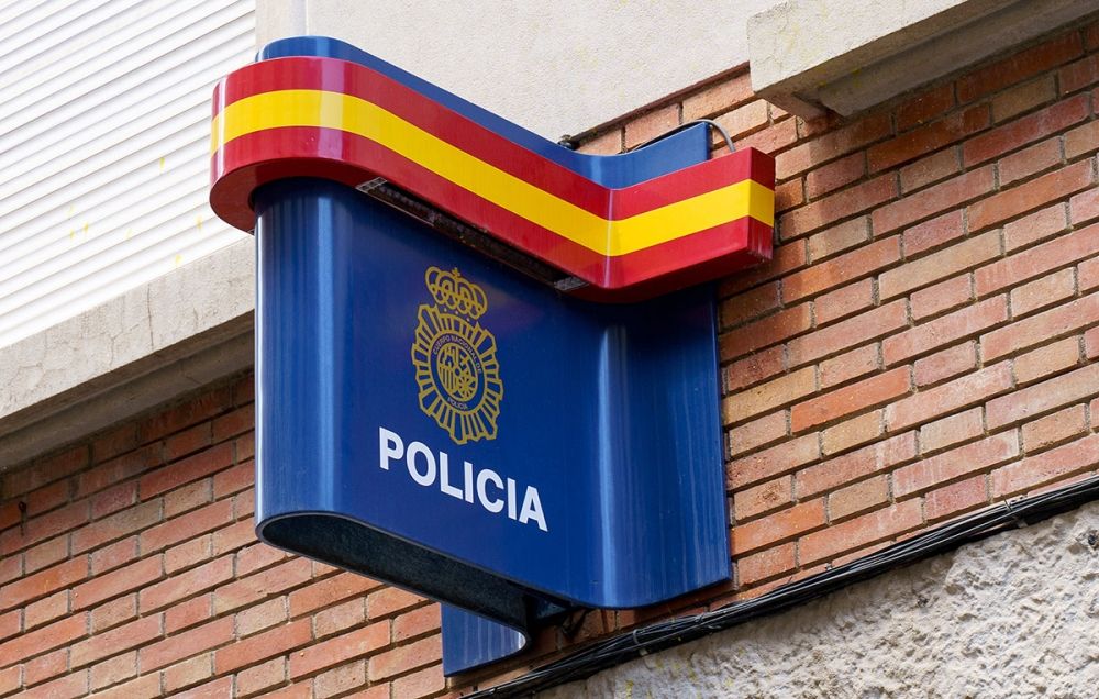 Vid genoms&ouml;kning av bilen fann polisen bland annat tv&aring; pistoler, varav en med ljudd&auml;mpare.