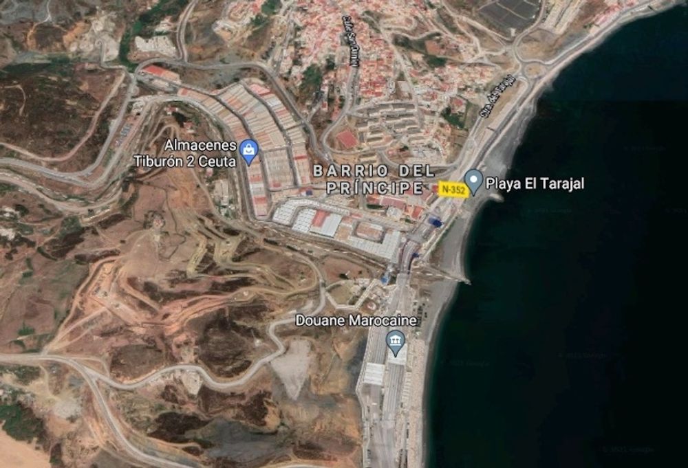 Ett 80-tal flyktingar tog sig simmandes &ouml;ver gr&auml;nsen mellan Marocko och Ceuta 25 april, bland dem flera minder&aring;riga. Foto: Google Maps
