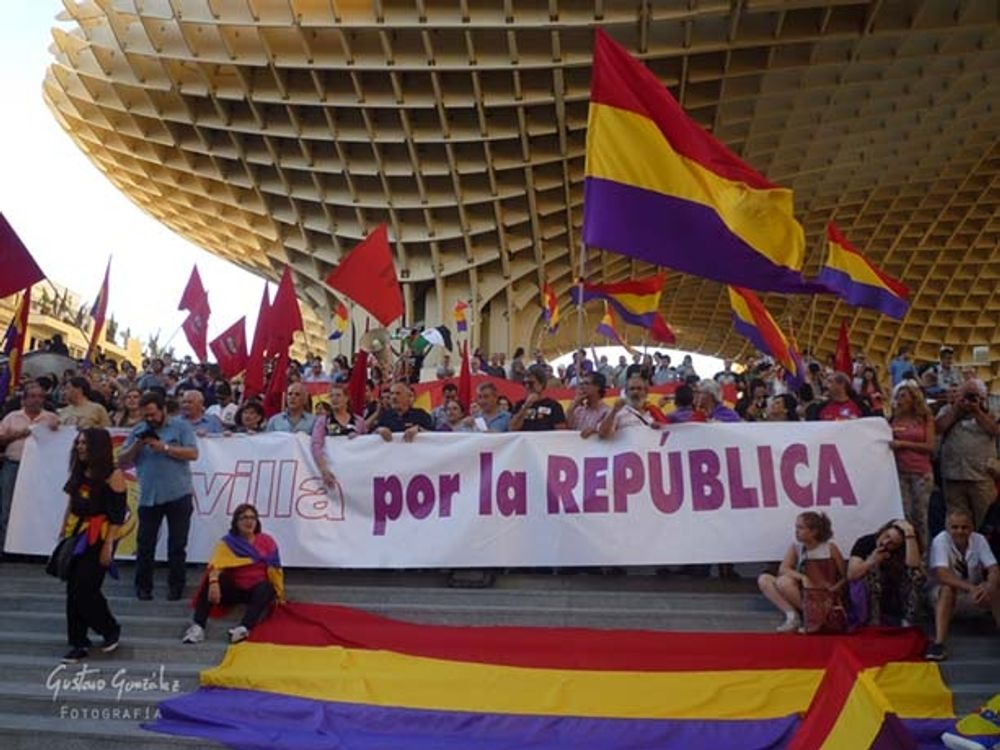 Demonstrationer f&ouml;r folkomr&ouml;stning och republik har h&aring;llits runt om i Spanien. Foto: El Fot&oacute;grafo del proceso constituyente