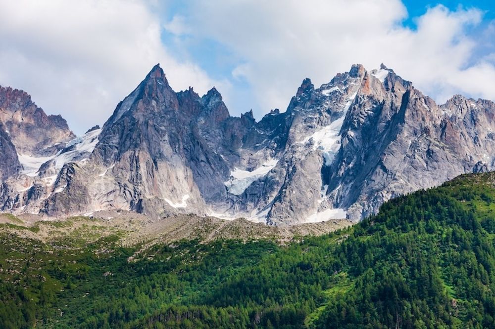 Mont-Blanc-massivet &auml;r eftertraktat av alpinister men ocks&aring; k&auml;nt f&ouml;r sina faror.