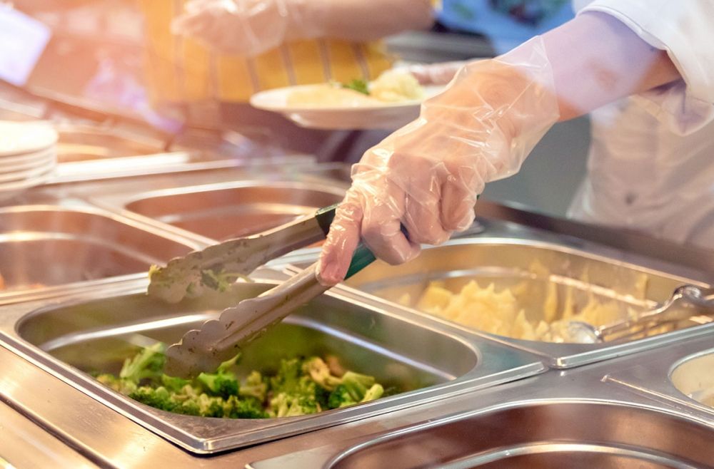 De nya reglerna syftar till en b&auml;ttre kost i skolorna och till att bek&auml;mpa &ouml;vervikt bland barn.