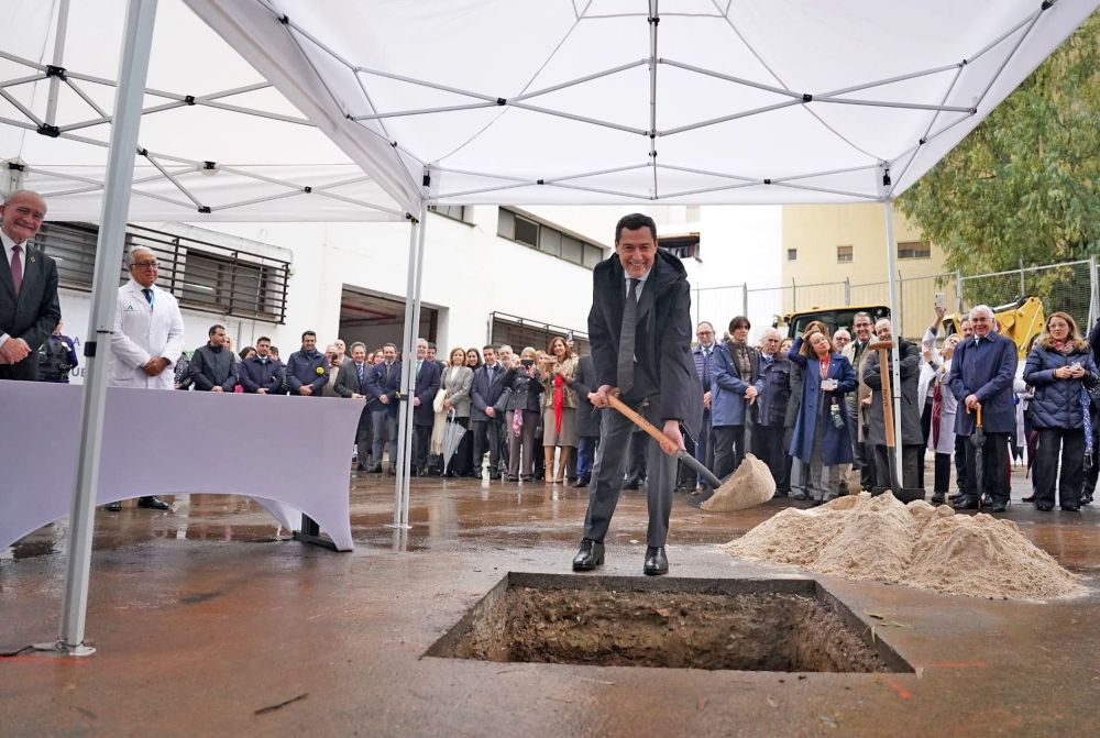 Den andalusiske regionpresidenten Juanma Moreno var en av de f&ouml;rsta att ta de symboliska f&ouml;rsta spadtagen till den nya sjukhuset. Foto: Junta de Andaluc&iacute;a