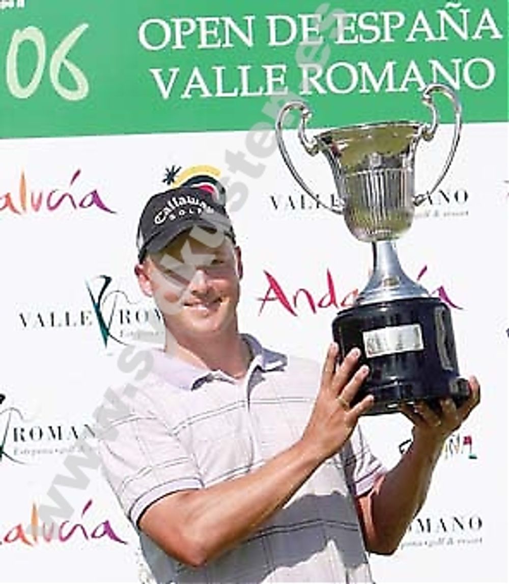 Niclas Fasth h&ouml;jer segerbucklan efter att ha vunnit Open de Espa&ntilde;a. Foto: Jorge Andreu, Amen Corner S.A.