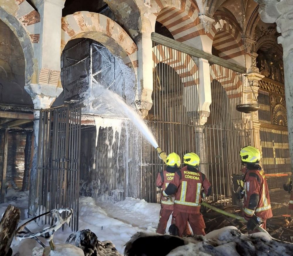 Brandm&auml;nnens snabba utryckning f&ouml;rhindrade mer omfattande skador i La Mezquita. Foto: @cordobafire/X