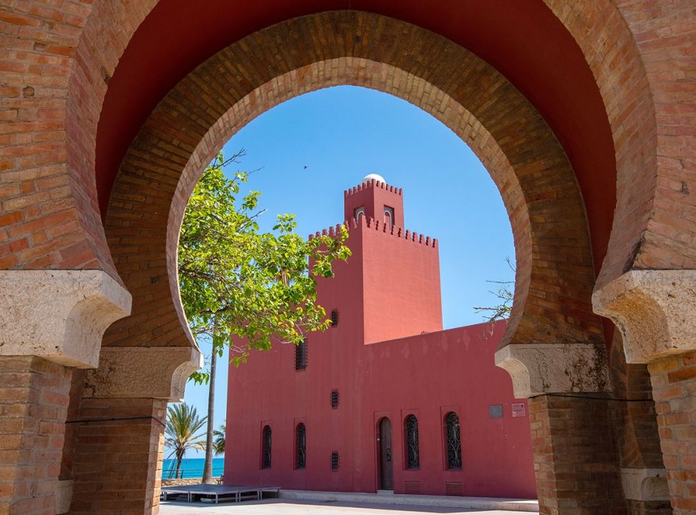 Castillo El Bil Bil har knappt hundra &aring;r p&aring; nacken och &auml;r inte en riktig f&auml;stning, men har &auml;nd&aring; blivit en av Benalm&aacute;denas fr&auml;msta kultursymboler.