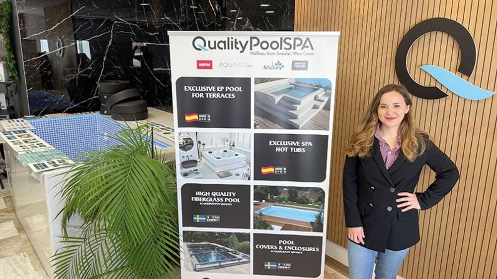 Butikschefen f&ouml;r Quality Pools i Calahonda (Mijas) Assel Ramazanova har fullt upp. Det &auml;r mer &auml;n tre m&aring;naders v&auml;ntetid f&ouml;r leverans av n&aring;gra av deras popul&auml;raste pooler.