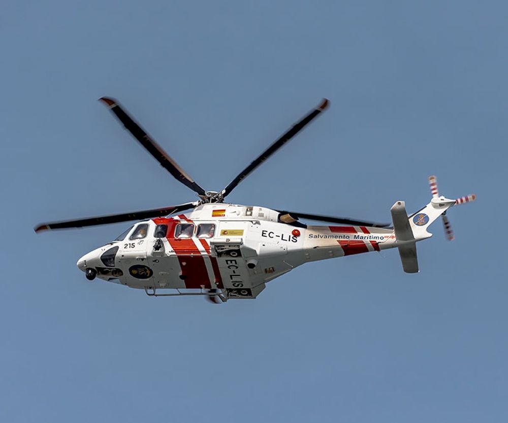 De tv&aring; &ouml;verlevarna undsattes i helikopter av den spanska r&auml;ddningstj&auml;nsten. (Arkivbild)