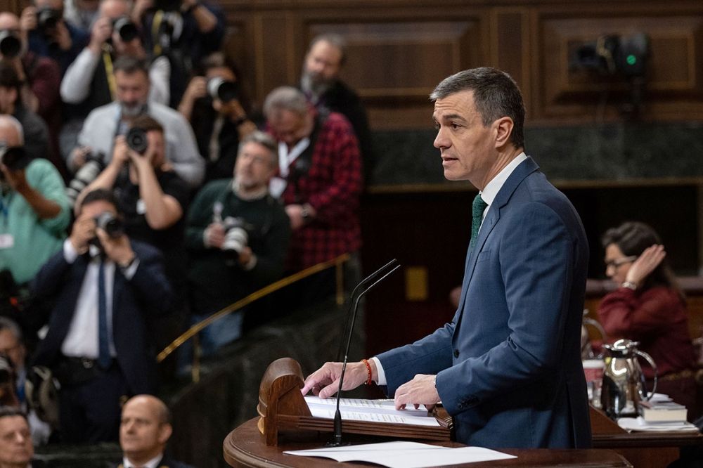 Pedro S&aacute;nchez vid sitt framtr&auml;dande i parlamentet den 26 mars, d&auml;r han redogjorde f&ouml;r EU:s nya f&ouml;rsvarsstrategi. Foto: PSOE