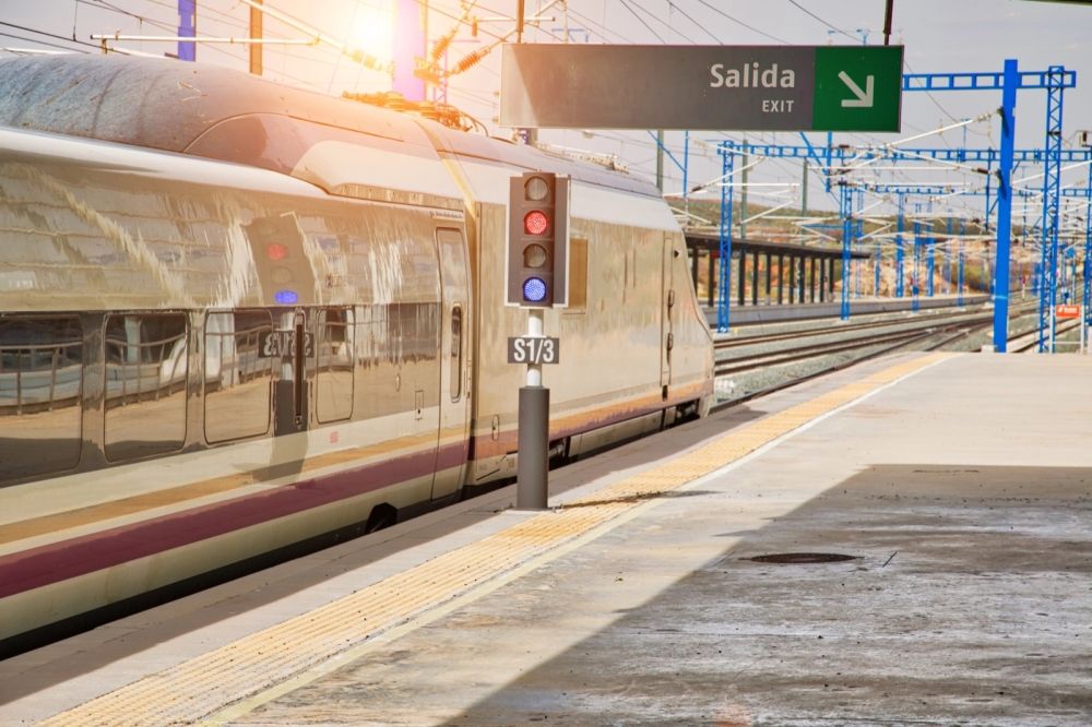 Resen&auml;rer fr&aring;n och till Costa del Sol tvingas &aring;ka anslutningsbuss mellan M&aacute;laga och Antequera-Santa Ana under v&aring;rens viktigaste turisthelg.