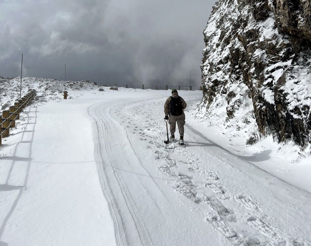 Sn&ouml;t&auml;cket i bergskedjan skapar ovanliga vinterf&ouml;rh&aring;llanden i ett omr&aring;de som normalt pr&auml;glas av mild v&aring;r. Foto: Facebook