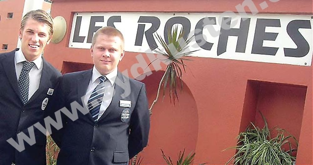 LesRoches2-3: Christoffer Riikonen och Alexander Myasin tror inte att de d&aring;liga tiderna inom turistn&auml;ringen egentligen beror p&aring; den ekonomiska krisen. Costa del Sol har blivit omodernt med d&aring;lig service och folk s&ouml;ker sig till nya resm&aring;l d&auml;r de f&aring;r mer f&ouml;r pengarna. De efterlyser f&ouml;r&auml;ndring och nya f&ouml;retagsledare.