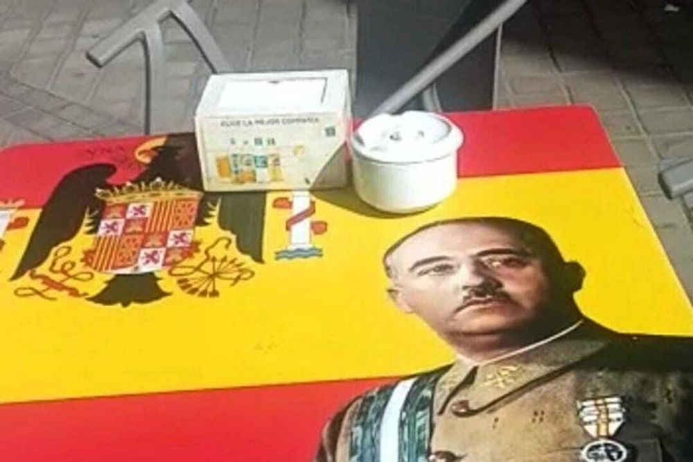 Fotografi av ett av borden, som delats p&aring; Twitter.