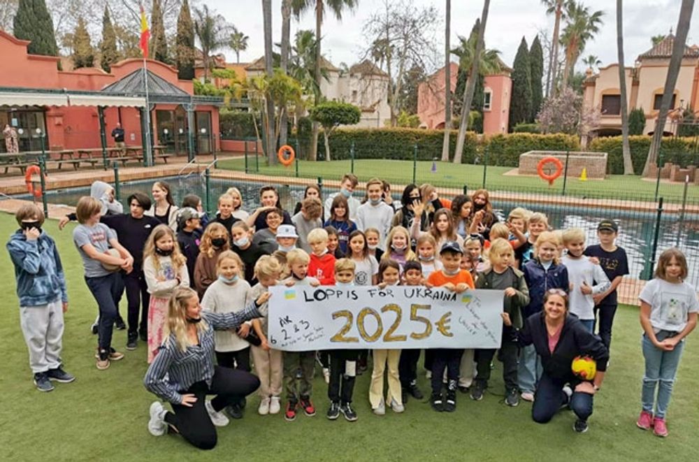 Det f&ouml;rsta arrangemanget p&aring; Svenska skolan i Marbella sedan pandemin br&ouml;t ut var en solidarisk loppis som drog in 2.025 euro till de drabbade av kriget i Ukraina. Foto: Marbellaskolan