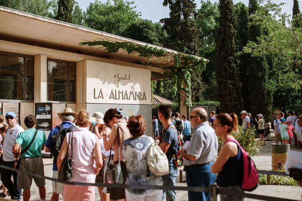 Lokalguider i Granada uppger att vissa f&ouml;retag f&ouml;rfalskar uppgifter vid k&ouml;p av biljetter till La Alhambra och senare &auml;ndrar till kundernas riktiga namn.