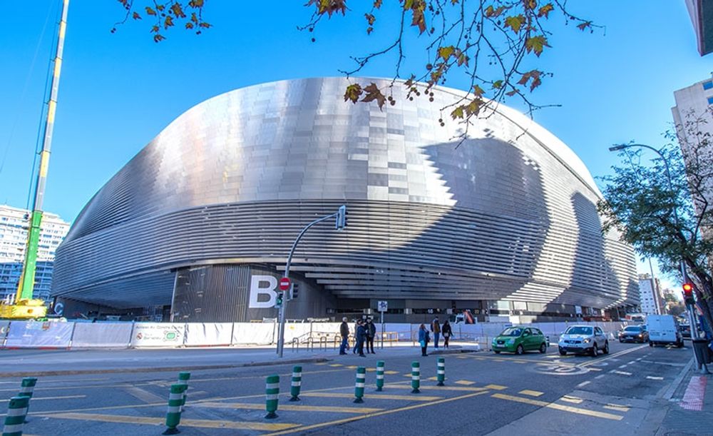 Nya Santiago Bernab&eacute;u, som nekas tv&aring; parkeringar och en tunnel efter massiva protester fr&aring;n grannar.