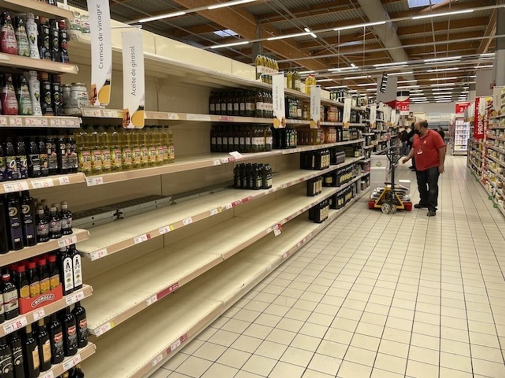 Transportprotesterna och oro bland konsumenter har gjort att m&aring;nga livsmedelshyllor i perioder gapat tomma.