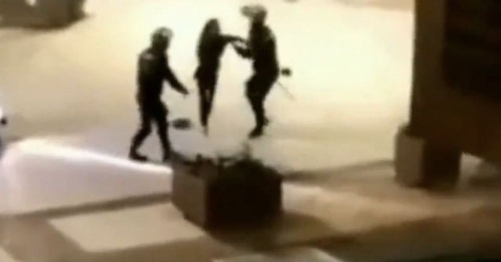 Misshandeln f&aring;ngades p&aring; video och har delats p&aring; Twitter.