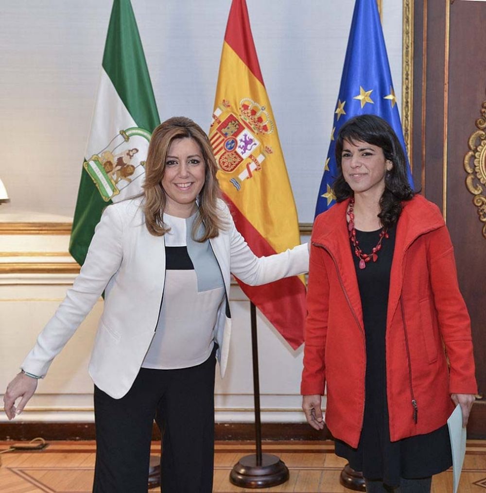 Podemos ledare i Andalusien Teresa Rodr&iacute;guez (t h) st&ouml;der PP:s f&ouml;rslag om en parlamentarisk utredningsgrupp, mot regionalpresidenten Susana D&iacute;az (t v) vilja.