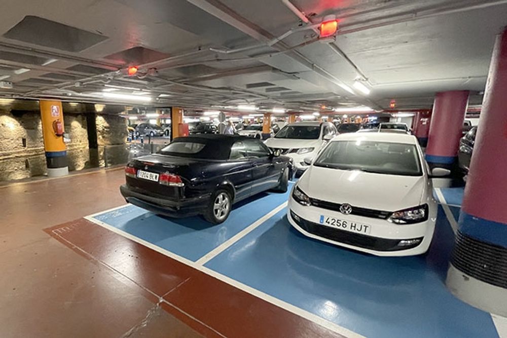 Parkeringsrutorna vid La Marina har breddats betydligt.