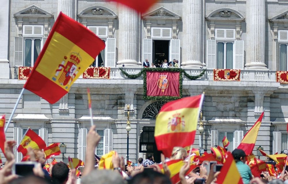 Tusentals m&auml;nniskor drog ut p&aring; gatorna 19 juni f&ouml;r att hylla Spaniens nya monarker. Det var dock betydligt glesare &auml;n n&auml;r Juan Carkos kr&ouml;ntes och tronskiftet f&ouml;regicks av en h&aring;rd debatt om monarkins roll i dagens Spanien.
