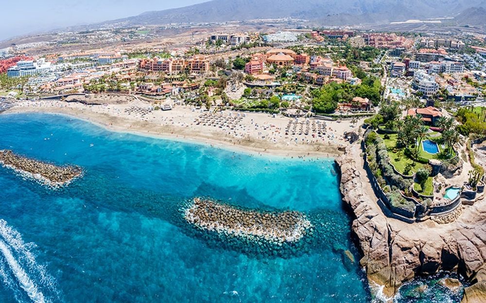 Tre av de &aring;tta orter som kr&auml;ver att bli klassade som turistkommuner finns p&aring; Kanarie&ouml;arna, bland dem Adeje p&aring; Tenerife.