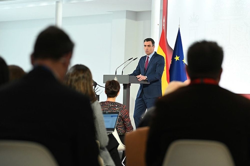 Pedro S&aacute;nchez g&ouml;r en positiv analys av &aring;ret som g&aring;tt och framh&auml;ver samtidigt att man f&ouml;rutom folkh&auml;lsan &auml;ven m&aring;ste ta h&auml;nsyn till till det psykiska v&auml;lm&aring;endet och landets ekonomi.