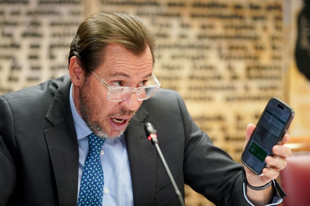Transportminister &Oacute;scar Puente menar att v&auml;rdet p&aring; de stulna kablarna inte &ouml;verstiger 300 euro och pekar d&auml;rf&ouml;r p&aring; ett avsiktligt sabotage av t&aring;gf&ouml;rbindelserna.