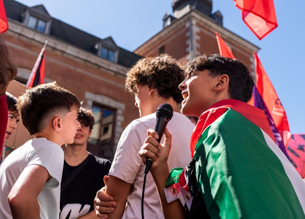 Regionstyret i Madrid f&ouml;rbjuder st&ouml;d till Gaza i skolorna, men st&auml;llde sig bakom aktioner f&ouml;r Ukraina.