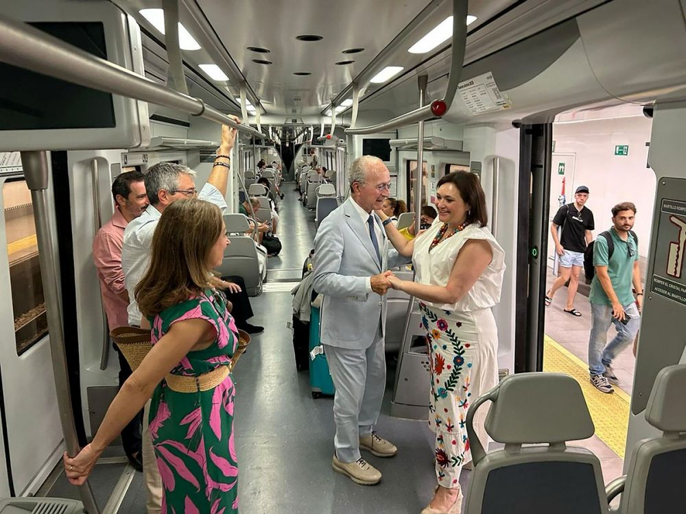 Det har tagit femtio &aring;r innan M&aacute;lagas borgm&auml;stare f&ouml;r f&ouml;rsta g&aring;ngen rest hela str&auml;ckan med pendelt&aring;get till Fuengirola. Foto: Ayto de Torremolinos