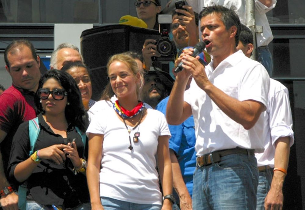Leopoldo L&oacute;pez lyckades fly fr&aring;n Venezuela och flyga till Spanien fr&aring;n Colombia.