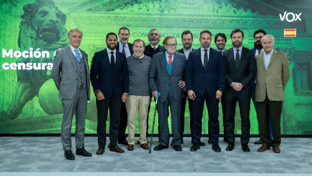 M&aring;nga har saknat n&aring;got konkret i den h&auml;r gruppbilden av Vox ledning med Ram&oacute;n Tamames som ska leda deras misstroendef&ouml;rklaring. Kan du gissa vad? Foto: Vox