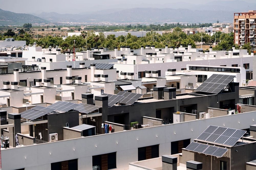 Nya statliga st&ouml;dprogram riktar in sig p&aring; kollektiva solenergisystem med batterilagring, ofta i kommunala byggnader, f&ouml;r att &auml;ven hush&aring;ll med l&aring;ga inkomster ska f&aring; del av den f&ouml;rnybara elproduktionen.