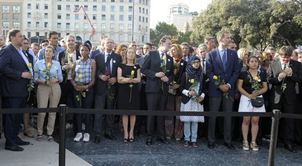 Kung Felipe och samtliga ledande politiker i Spanien t&aring;gade sida vid med olika folkgrupper i Barcelona.