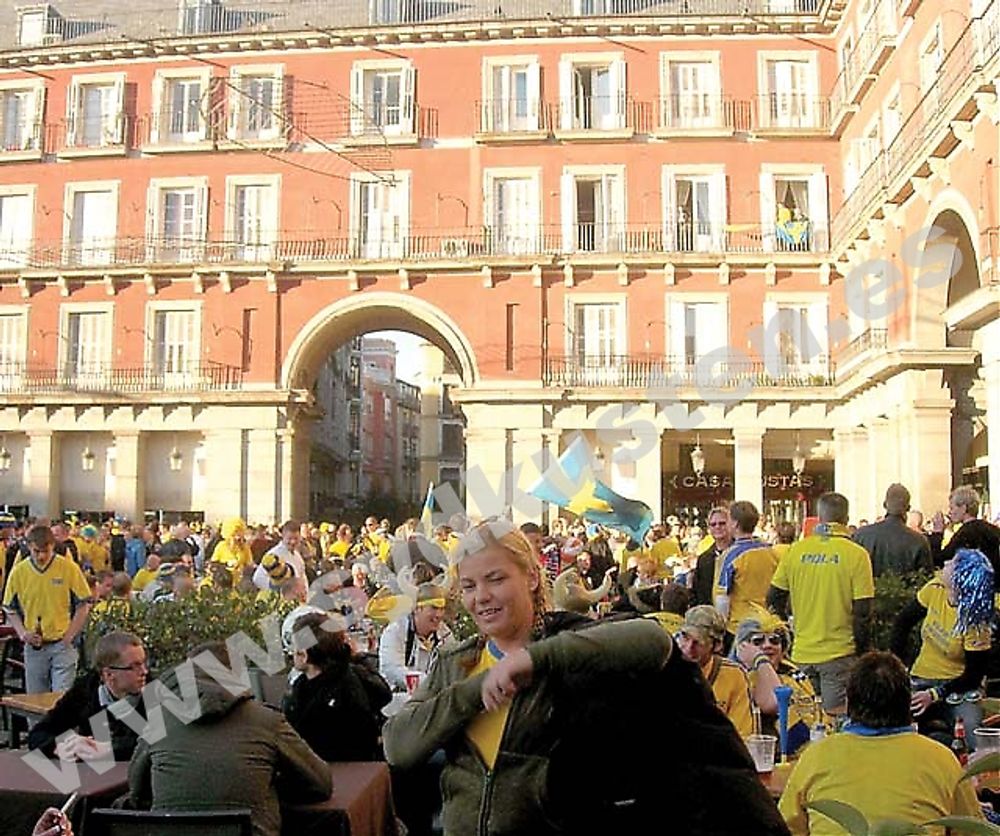 &Ouml;ver 6 000 svenskar ber&auml;knas ha rest till Madrid f&ouml;r att se svenska och spanska landslagen spela EM-kval. Svenskarna syntes &ouml;ver hela staden och Plaza Mayor lyste minst sagt bl&aring;-gult i eftermiddagssolen.