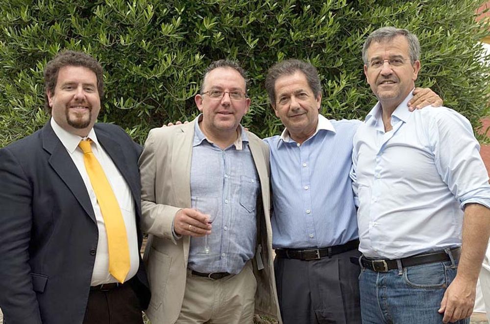 Direkt&ouml;ren p&aring; La Herriza David Rodr&iacute;guez de la Huerga, borgm&auml;staren i Gauc&iacute;n Pedro Godino Mart&iacute;n, &auml;garen till La Herriza Antonio Rodriguez Alvarez samt borgm&auml;staren i Estepona Jos&eacute; Mar&iacute;a Garc&iacute;a Urbano.
