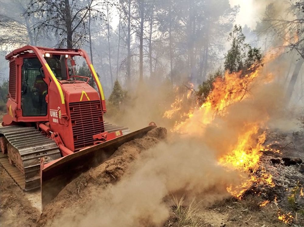I brandbek&auml;mpningen i Castell&oacute;n deltar bland annat milit&auml;rens r&auml;ddningstj&auml;nst UME. Foto: @UMEgob