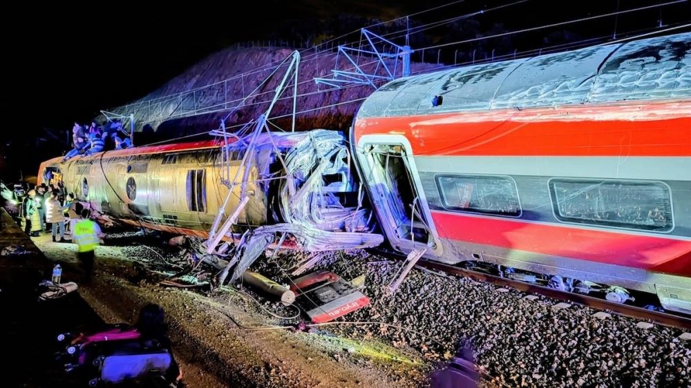 Trafiken p&aring; h&ouml;ghastighetslinjen mellan Madrid och Andalusien &auml;r indragen medan insatser p&aring;g&aring;r f&ouml;r att assistera de drabbade och utreda orsakerna bakom olyckan.