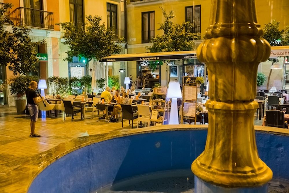 Uteservering i M&aacute;laga.