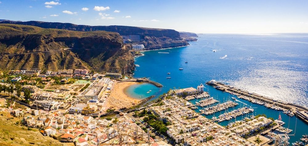 Polisen f&ouml;rst&auml;rks tillf&auml;lligt med 40 personer i Mog&aacute;n och San Bartolom&eacute; de Tirajana p&aring; Gran Canaria. Anledningen &auml;r en sp&auml;nd situation mellan ett &ouml;bor och flyktingar.