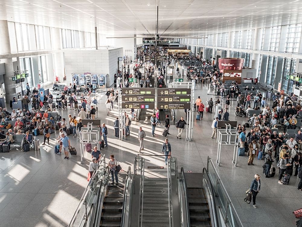 Passagerare i transithallen p&aring; M&aacute;laga flygplats.