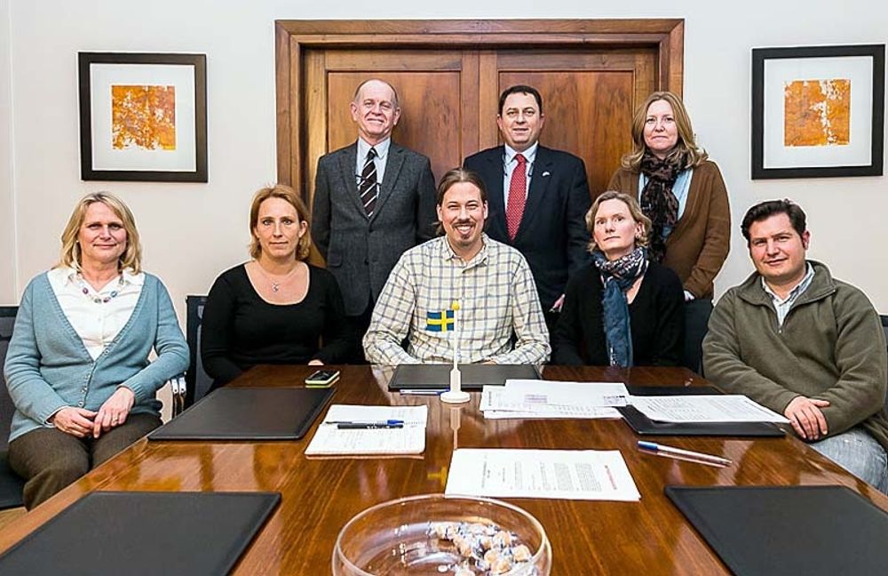 Konsulerna Hugo Sartori Duckwitz (Norge), Carlos Montesa Kaijser (Sverige) och Victoria Coronil Jonsson (Island) med &ouml;vriga medlemmar i den nya kulturf&ouml;reningen. Foto: Objetivo2