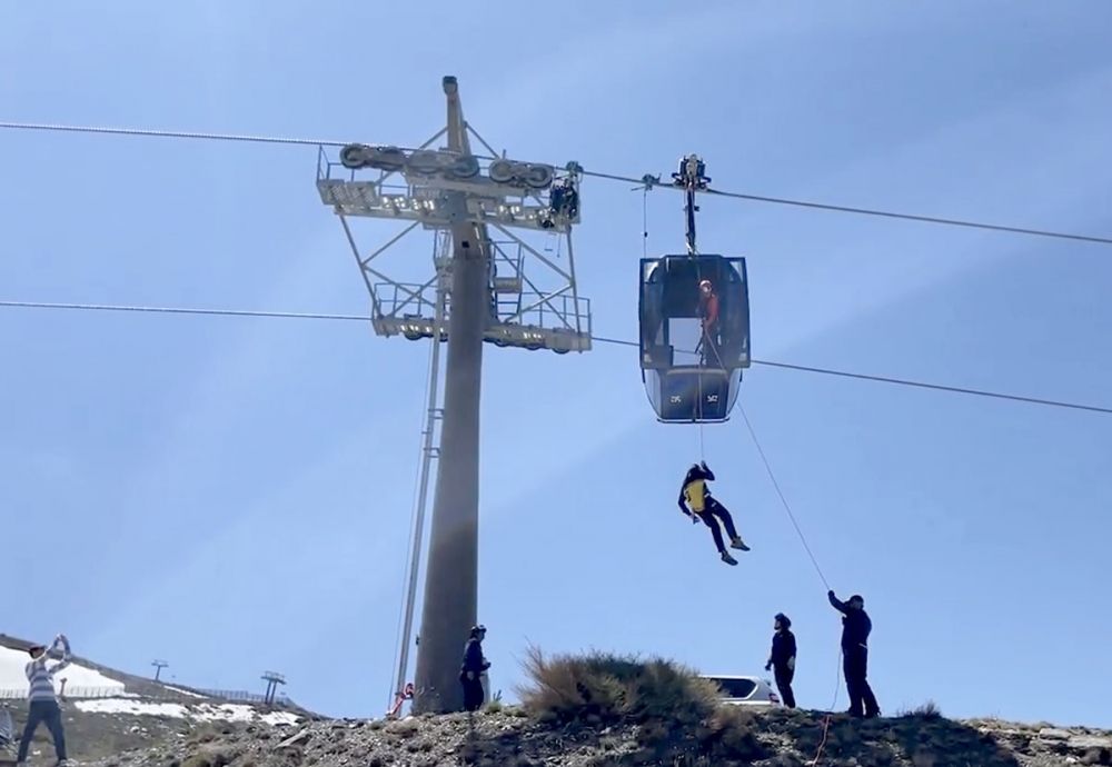 R&auml;ddningspersonal fick fira ner 16 personer som fastnat i skidliften. Foto: Cetursa