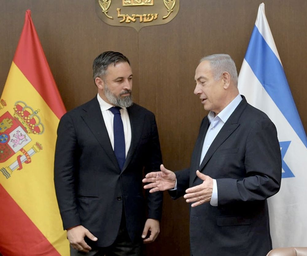 Ledaren f&ouml;r Vox Santiago Abascal med Israels premi&auml;rminister Benjamin Netanyahu, samma dag som Spanien erk&auml;nde Palestina. Foto: @Santi_ABASCAL