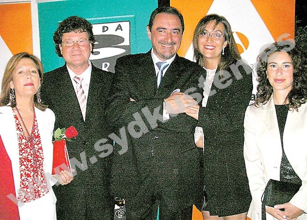 Onda Cero Marbellas direkt&ouml;r Pepe Navajas med hustru, radiostj&auml;rnan Carlos Herrera samt Marbellareportrarna Concha Montes och Estefan&iacute;a Contreras.